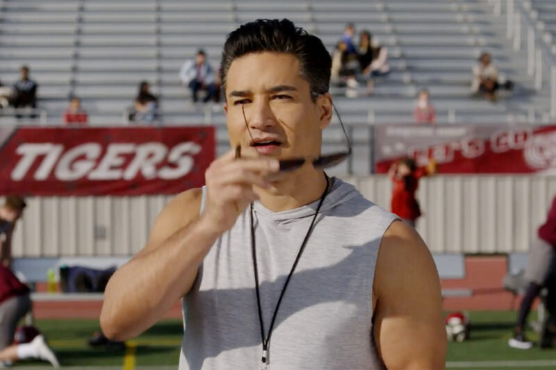 Mario Lopez And Elizabeth Berkley Head Back To Bayside In New Teaser For Saved By The Bell Reboot Nerds And Beyond