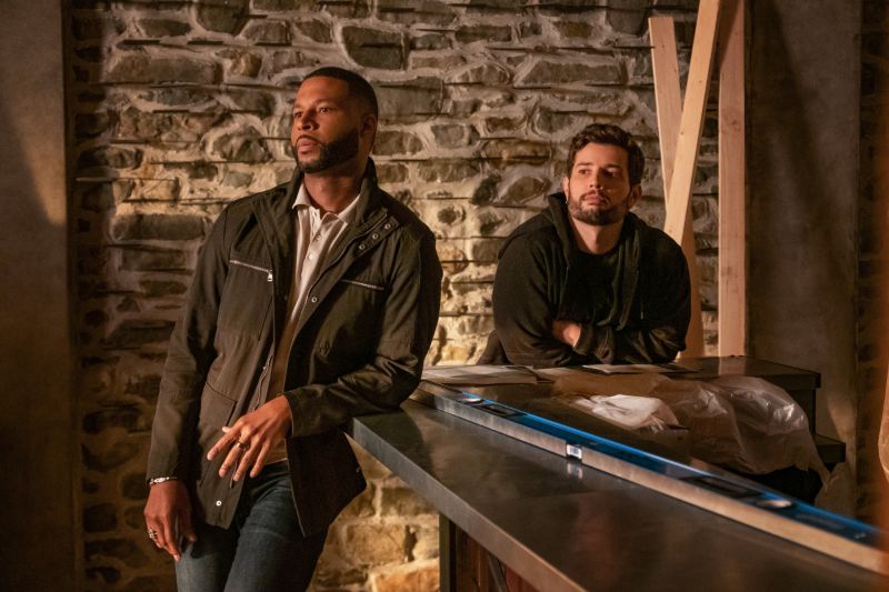 rafael de la fuente and robert christopher riley in dynasty the british are coming