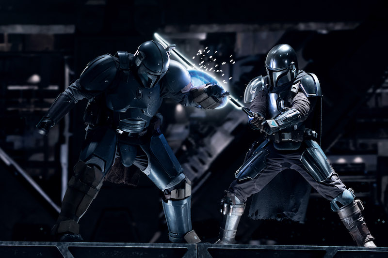 Paz Vizsla and the Mandalorian (Pedro Pascal) in Lucasfilm's THE BOOK OF BOBA FETT,