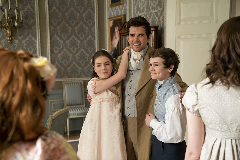 Florence Emilia Hunt as Hyacinth Bridgerton, Luke Newton as Colin Bridgerton, Will Tilston as Gregory Bridgerton in Bridgerton