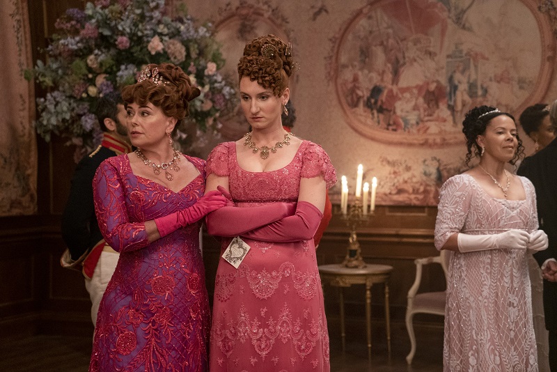 Polly Walker as Lady Portia Featherington, Bessie Carter as Prudence Featherington in Bridgerton