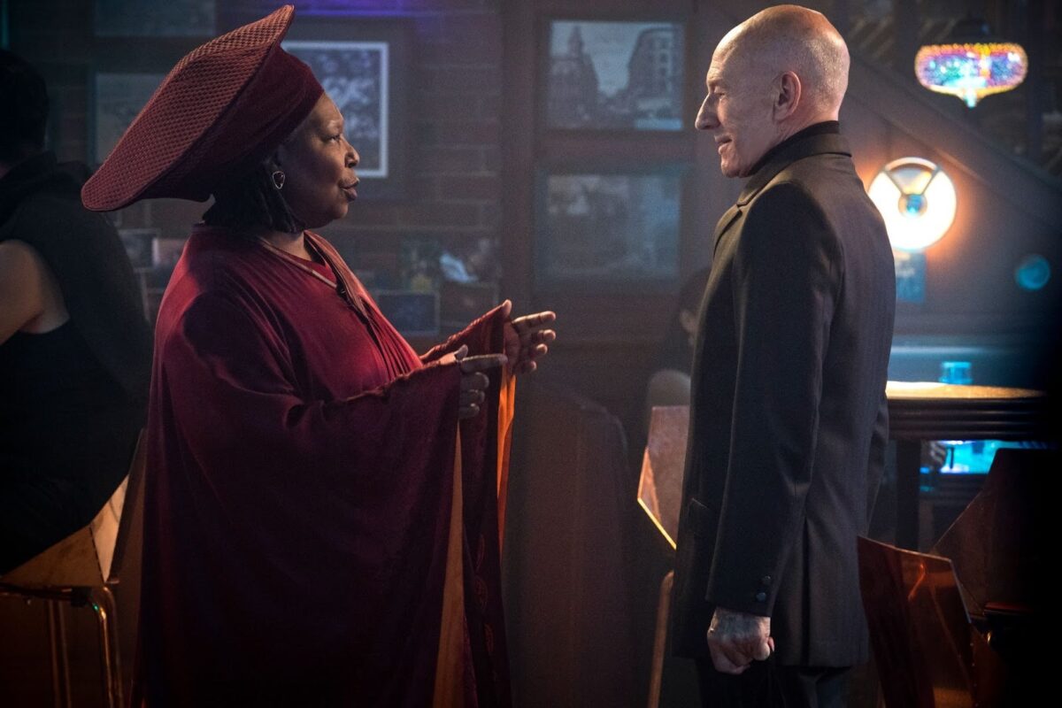 Guinan giving advice to Picard